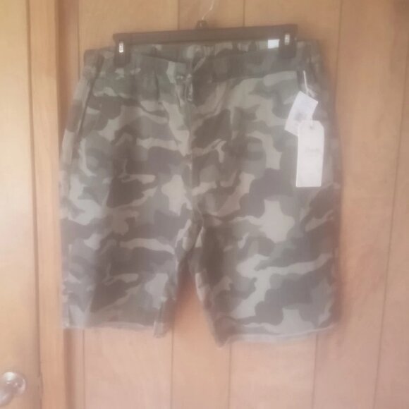 Royalty Collection Men's Camo Elastic Waist Bermuda Shorts Size XL NWT - Picture 2 of 5